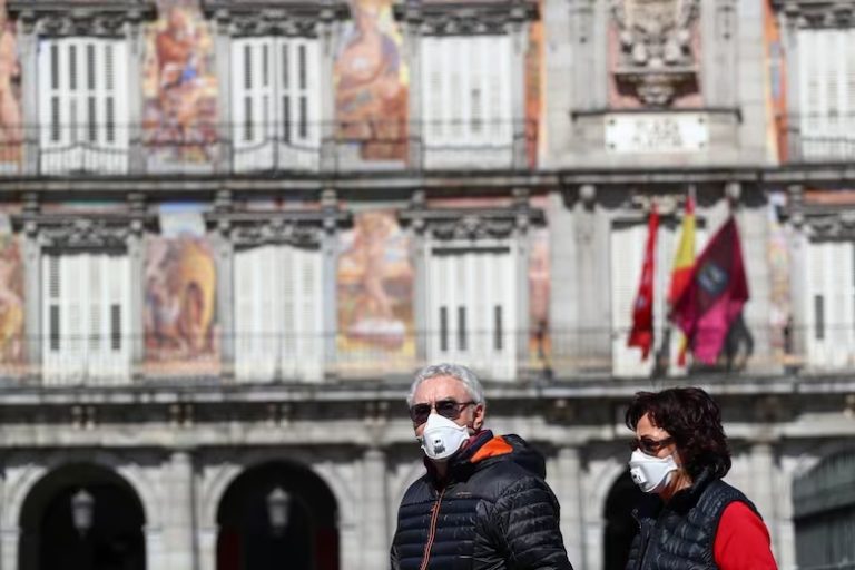 España: se obliga al uso de barbijos en público por brote de enfermedades respiratorias