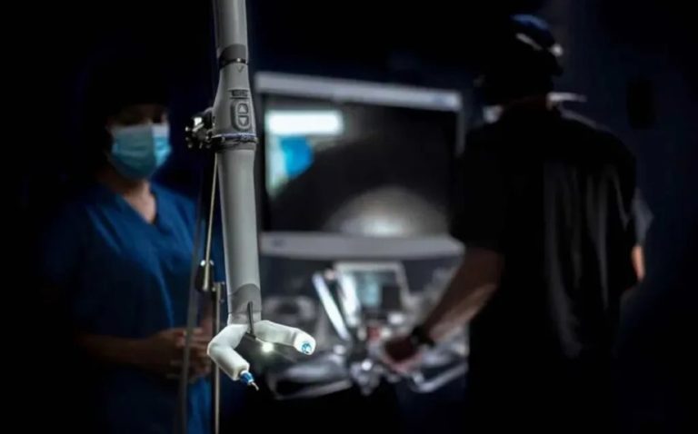 Un robot manejado desde la Tierra realizó la primera cirugía en el espacio