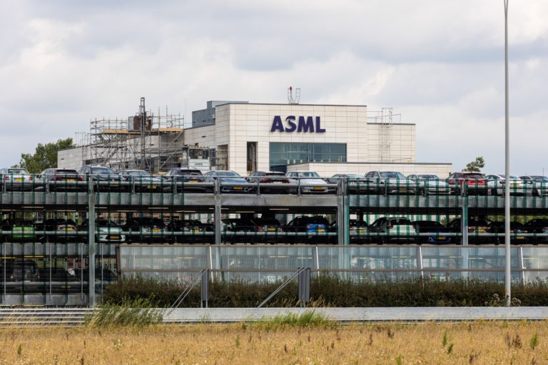 ASML, la fábrica de chips de Europa, se va de Países Bajos. Y EE.UU. la quiere en su territorio