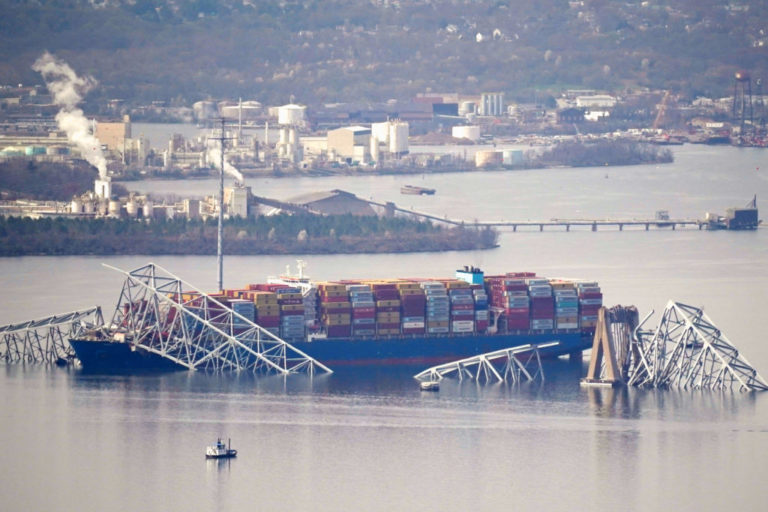 Los cargueros gigantes voltean puentes: cae uno en Baltimore, EEUU. El argentino de Zárate-Brazo Largo se la banca, por ahora