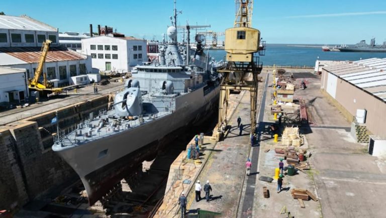 El Arsenal Naval Puerto Belgrano trabaja en el alistamiento de dos destructores de la Armada