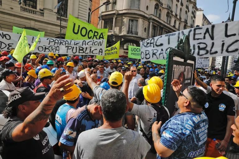 Movilización de la UOCRA por la perdida de 50.000 puestos de trabajo