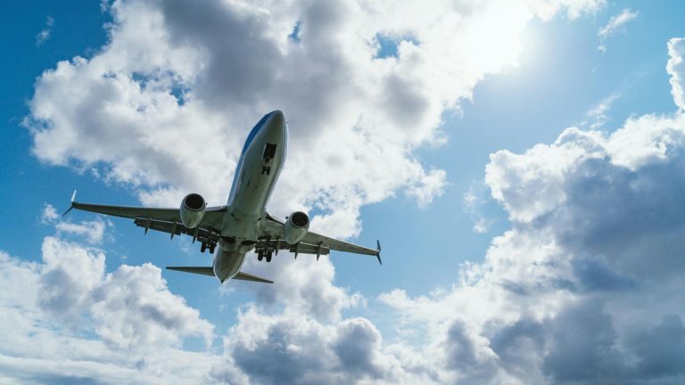 El Gobierno anuncia una política de desregulación de rutas aéreas y en tierra. Comentario de AgendAR