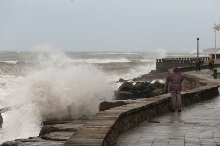 Un ciclón extratropical causa olas de hasta 5 metros en Mar del Plata y puntos de la costa atlántica