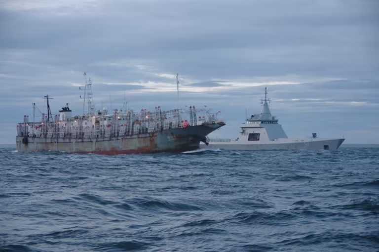 Por pedido de China, la Armada autorizó el ingreso de 260 pesqueros a la ZEE ante un temporal