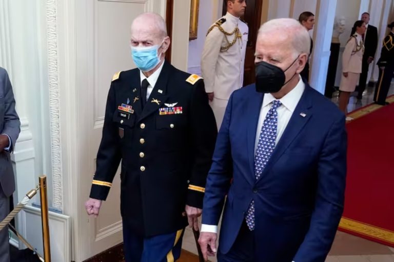Una variante de covid, muy contagiosa, se extiende por EE.UU. Habría afectado a Biden