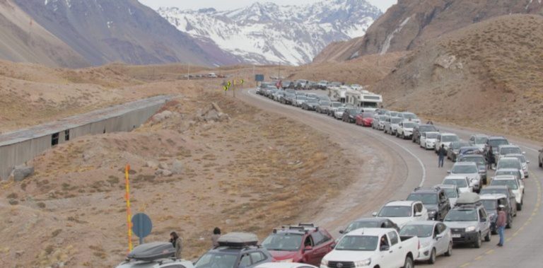 En Mendoza hubo filas de 8 kilómetros para cruzar a Chile, y hacer compras