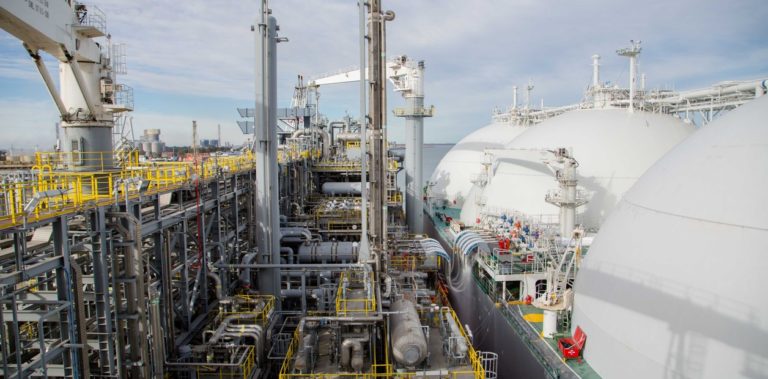 Kicillof mueve fichas para que la planta de GNL se instale en Bahía Blanca