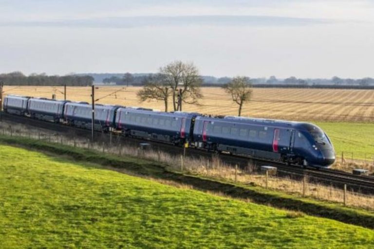 El nuevo gobierno inglés debuta con una nacionalización parcial de servicios  ferroviarios