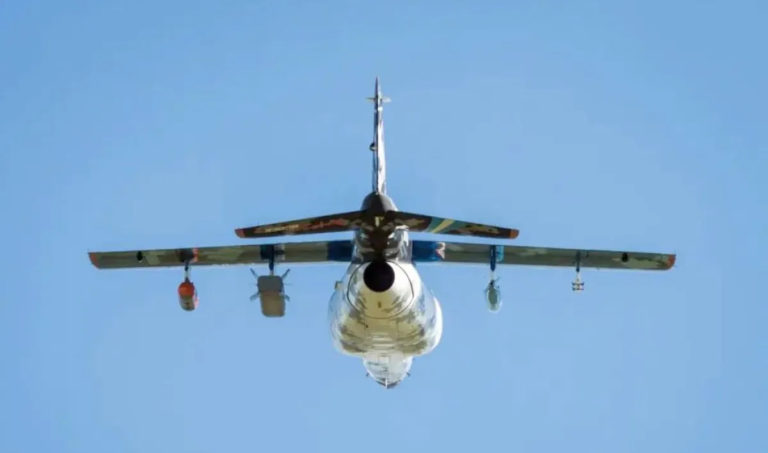 Fuerza Aérea: Un IA-63 Pampa III realizó un vuelo de prueba con un misil guiado argentino