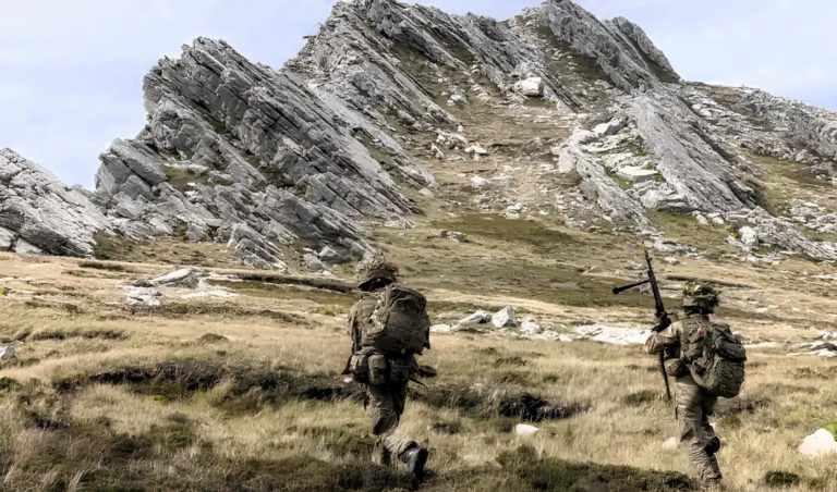 El cuarto ejercicio militar británico en las Malvinas incluyó fuego real y drones