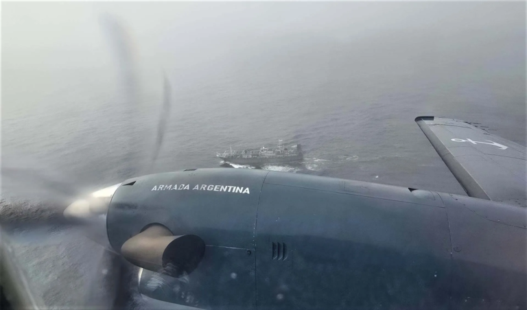 El patrullero ARA Storni y un B-200 de la Armada detectaron unos 400 pesqueros cerca de la ZEE