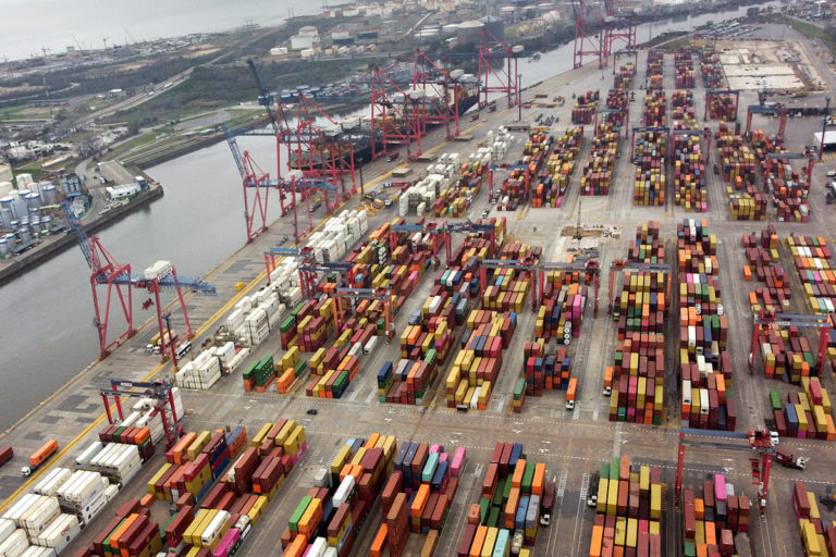 Las importaciones aumentan un 37,3 %, y se derrumba el superávit comercial