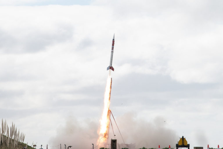 La Fuerza Aérea Argentina lanzó el cohete MET 1-SO «Escorpio», y recuperó su carga útil
