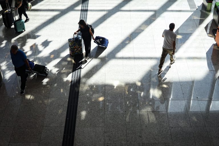 El mes pasado 1.425.000 residentes viajaron al exterior. El precio del dólar los subsidia