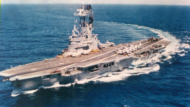 ¡Hundan al portaaviones 25 de Mayo! Dos submarinos ingleses fallaron. Pero Menem lo hizo