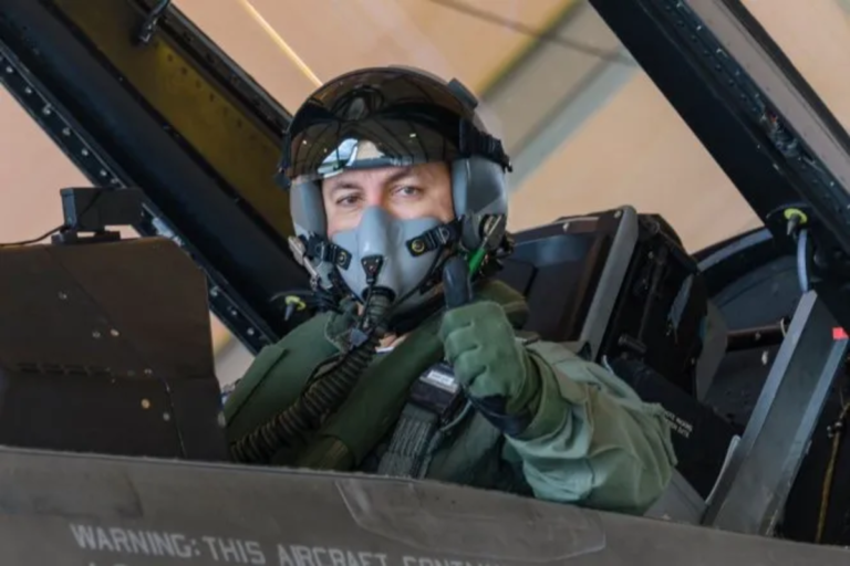 Anticipo de 77.000 millones por un avión de entrenamiento que Luis Petri hace que pilotea