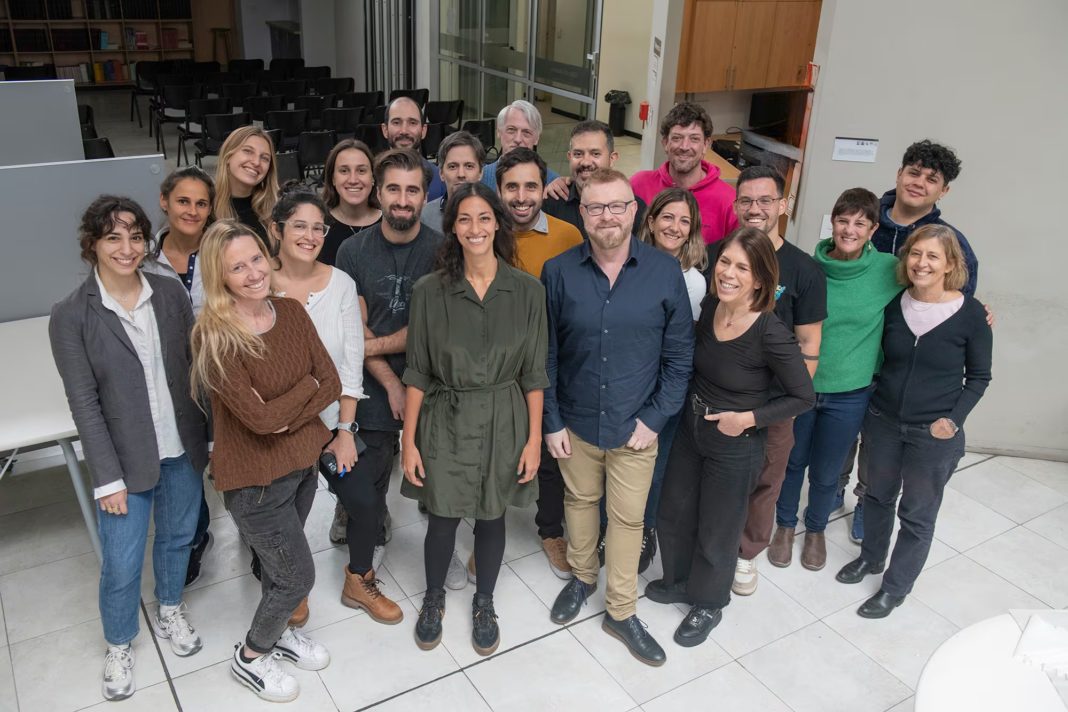 Gabriel-Rabinovich_-Ada-Blidner-e-investigadores-y-becarios-del-Instituto-de-Biología-y-Medicina-Exp