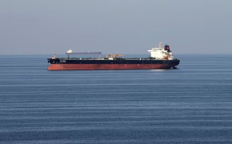 El crudo sube un 20% por la entrada de EE.UU. en la guerra. Petroleras definen aumento esta semana