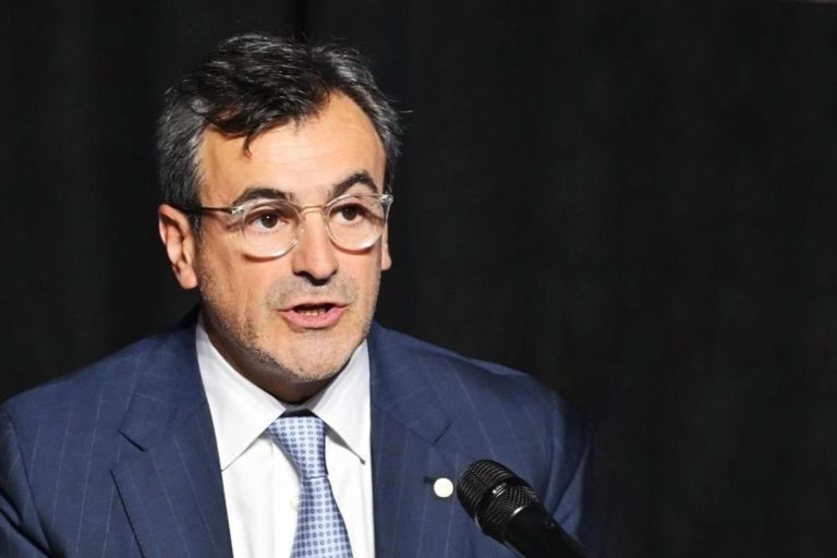 El titular de la UIA dijo que se pierden casi 1500 puestos de trabajo en la industria al mes