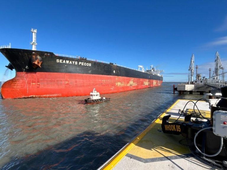 En julio llegó por 1ra. vez al puerto de Bahía Blanca un Suezmax, un carguero petrolero gigante