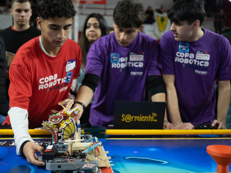 Programación y diseño. Distinguen a alumnos porteños en una competencia robótica