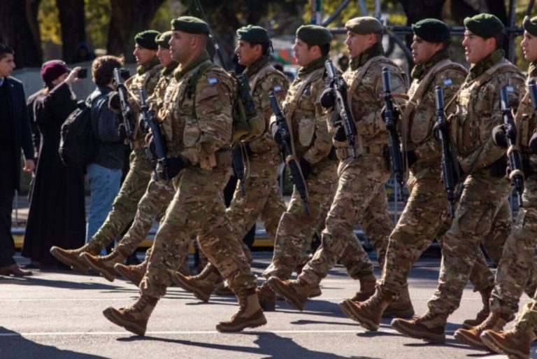En el gobierno actual, más de 15.000 efectivos pidieron la baja voluntaria en las Fuerzas Armadas