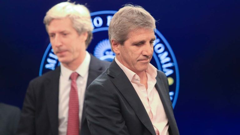 Inversores, especuladores y bancos ya no le creen a Caputo. Ni en el programa pos electoral