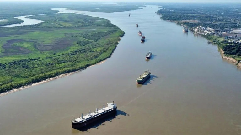 El río Paraná, escenario del saqueo