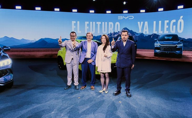 De izquierda a derecha: Stephen Deng, vicepresidente de BYD para América Latina; Bernardo Fernández Paz, director de Ventas de BYD Argentina; Audrey Li, directora regional y José Miranda Montecinos, director de marketing y comunicaciones para BYD durante la presentación oficial en Costa Salguero De izquierda a derecha: Stephen Deng, vicepresidente de BYD para América Latina; Bernardo Fernández Paz, director de Ventas de BYD Argentina; Audrey Li, directora regional y José Miranda Montecinos, director de marketing y comunicaciones para BYD durante la presentación oficial en Costa Salguero