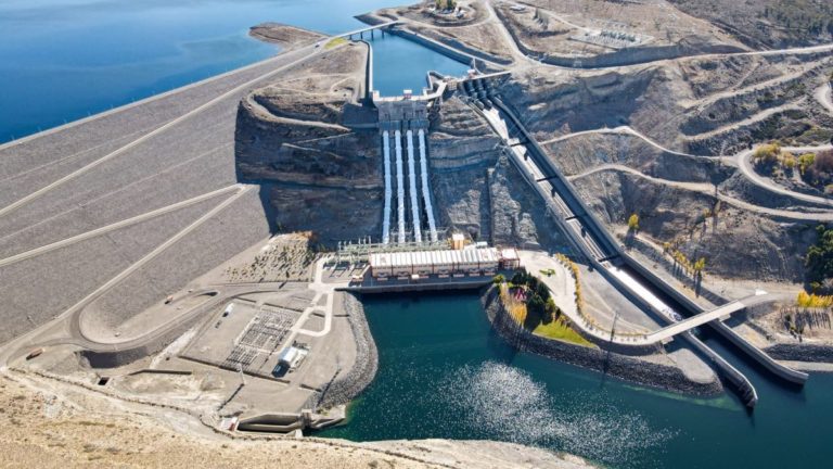 Reclaman a los gobiernos de Río Negro y Neuquén que no apoyen la re-privatización de las represas del Comahue