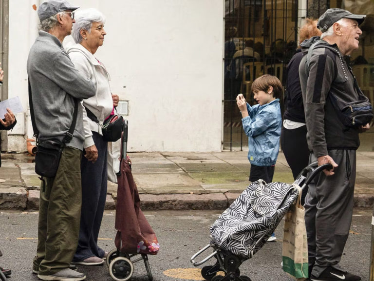 La población argentina envejece, y su producción se muda. Muy rápido