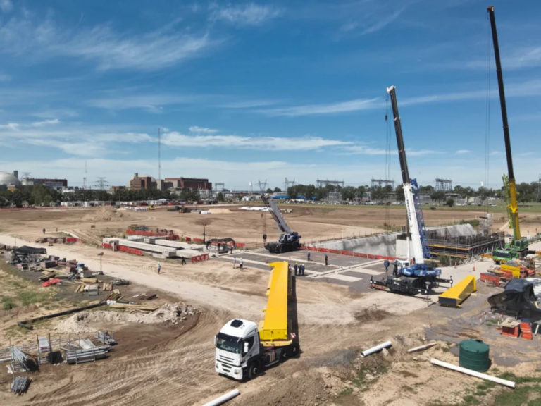 Atucha II: Nucleoeléctrica recibió una grúa pórtico fabricada por IMPSA para un proyecto clave
