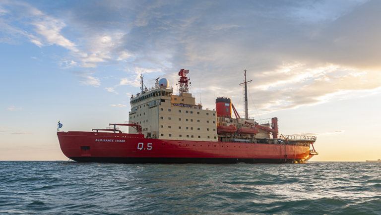 Personal de CONAE y VENG, en el rompehielos Irízar rumbo a la Antártida