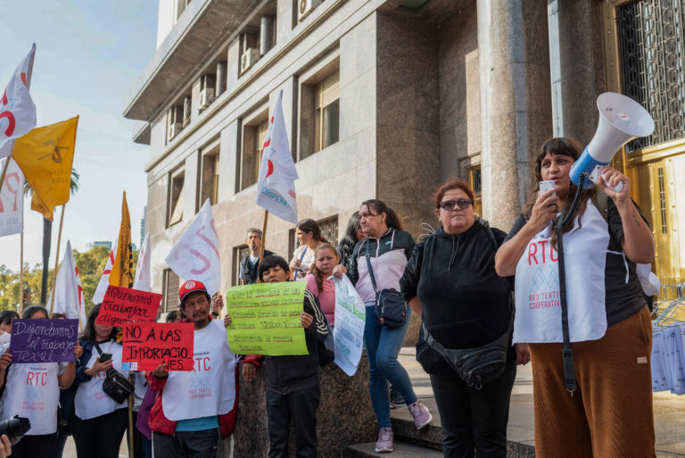 Mujeres y cooperativas argentinas buscan transformar la industria textil