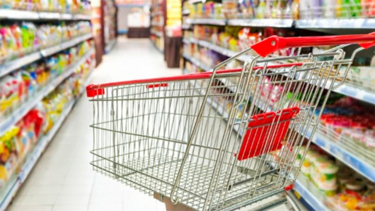 El consumo masivo cayó 6,3% mensual en febrero, con fuerte retracción en supermercados