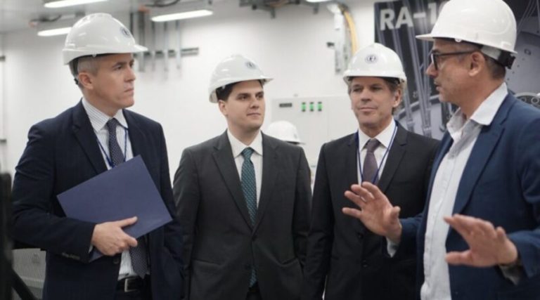 94 directivos de la CNEA advierten de la parálisis de proyectos, los bajos salarios y la falta de diálogo