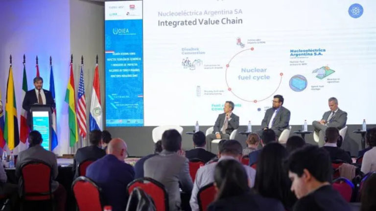Argentina exhibe liderazgo regional en tecnología nuclear, aunque congela el CAREM