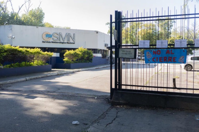 Echaron a 140 personas del SMN. Un «paro de pronósticos» detendría vuelos en todo el país