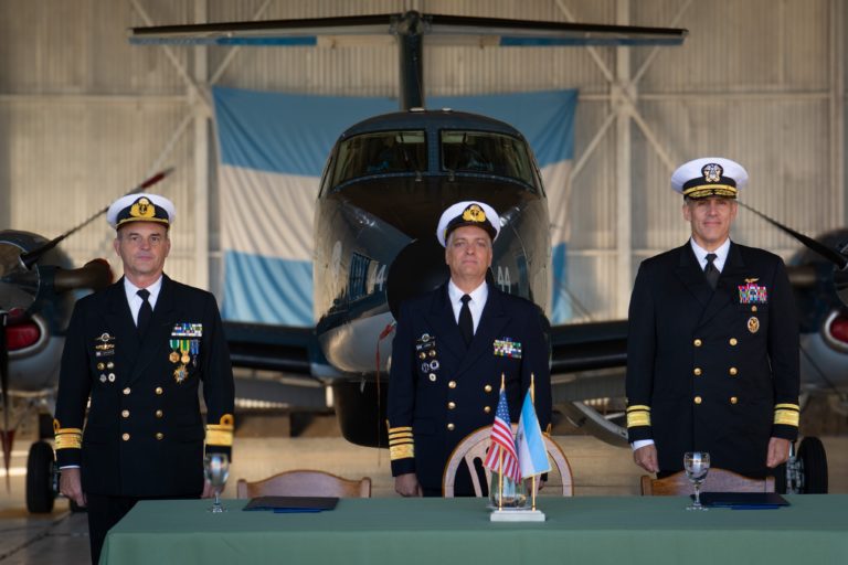 La embajada de EE.UU. anuncia un acuerdo con la Armada Argentina para la defensa del Atlántico Sur. Comenta Arias