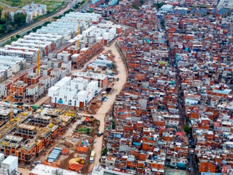 Según el INDEC, un 52,9% de los argentinos carece de agua corriente, gas y/o cloacas