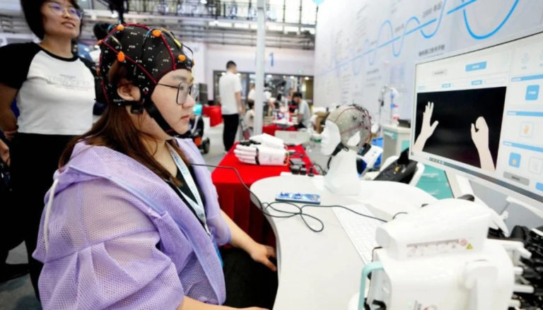 China avanza en los implantes cerebrales de IA