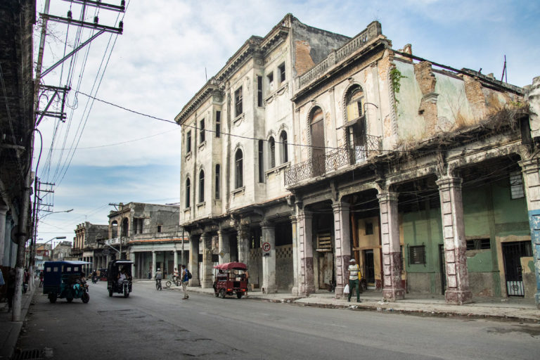 Cuba se abre al capitalismo: banca privada, mercado de cambios y fin de los subsidios
