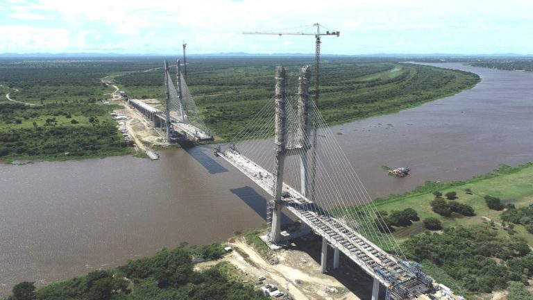 El Corredor Bioceánico está a 21 metros de unir Brasil y Paraguay