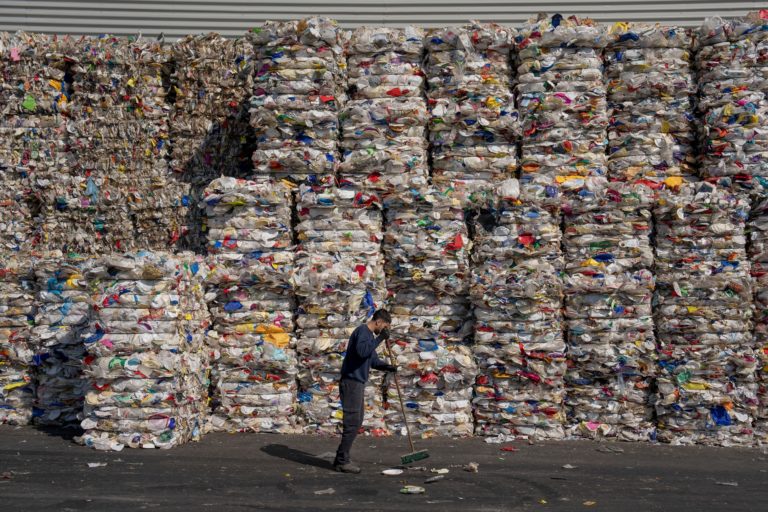 Los envases de plástico reciclados de la basura tienen contaminantes peligrosos