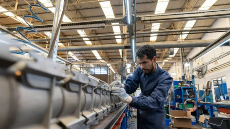 El RIMI no arranca, y la UIA pide que el 20 % de los proveedores del RIGI sea argentino