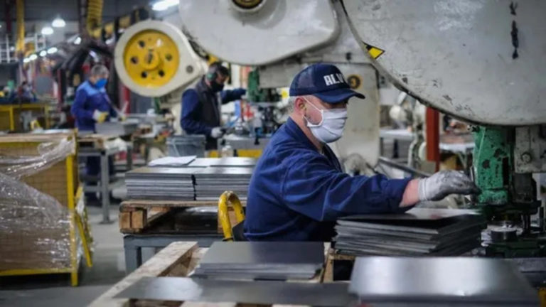 El costo humano, y el económico, de la destrucción de industrias pequeñas y medianas