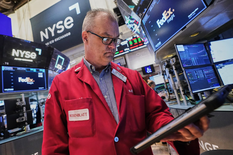 IBM se desploma: sus acciones llegaron a perder 25%. Su peor jornada en casi 40 años