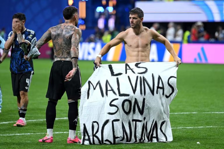 «Las Malvinas son argentinas»: la bandera en el festejo de la Selección ante Inglaterra