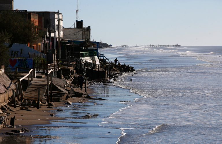 “Se llevó muchísima arena”. Cómo disminuyen las playas de la Costa Atlántica